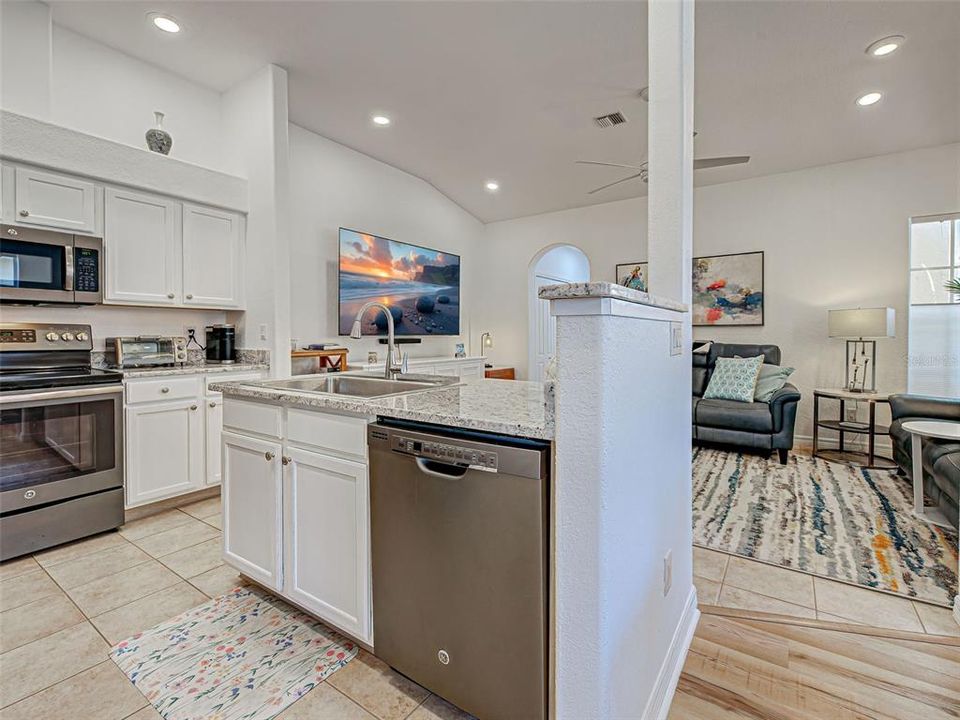 待售: $349,900 (2 贝兹, 2 浴室, 1348 平方英尺)