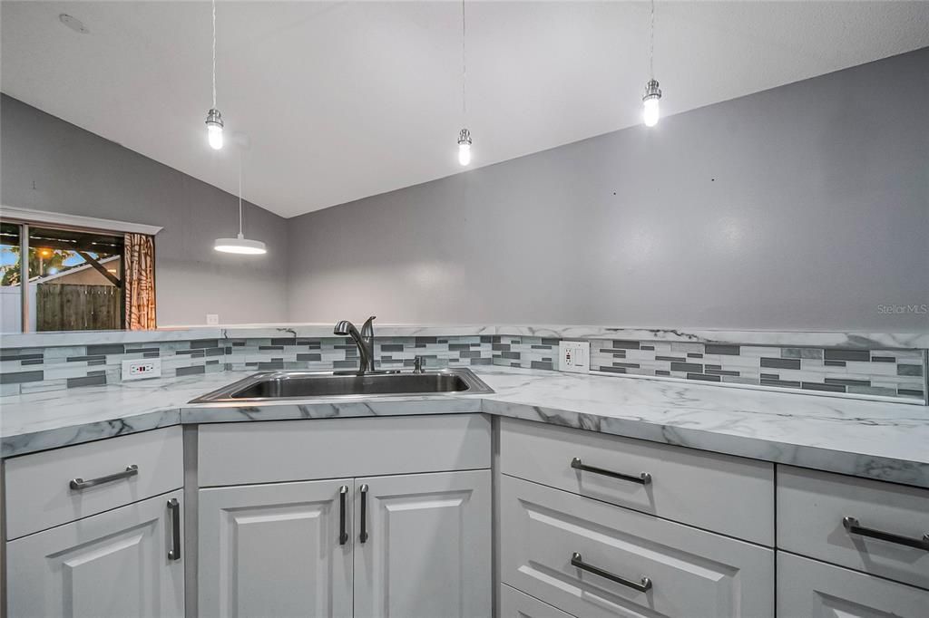 合同活跃: $359,987 (3 贝兹, 2 浴室, 1292 平方英尺)