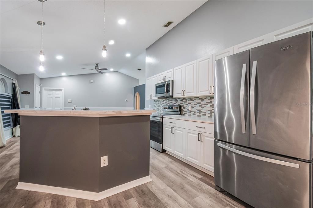 合同活跃: $359,987 (3 贝兹, 2 浴室, 1292 平方英尺)