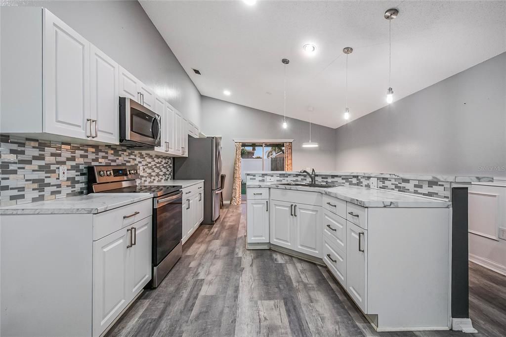 合同活跃: $359,987 (3 贝兹, 2 浴室, 1292 平方英尺)