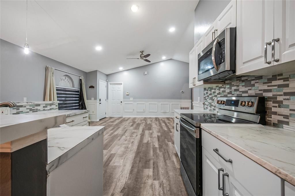 合同活跃: $359,987 (3 贝兹, 2 浴室, 1292 平方英尺)