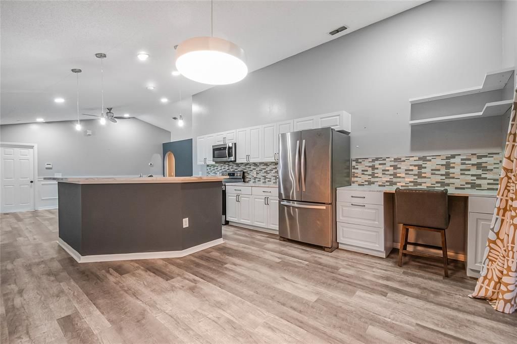 合同活跃: $359,987 (3 贝兹, 2 浴室, 1292 平方英尺)