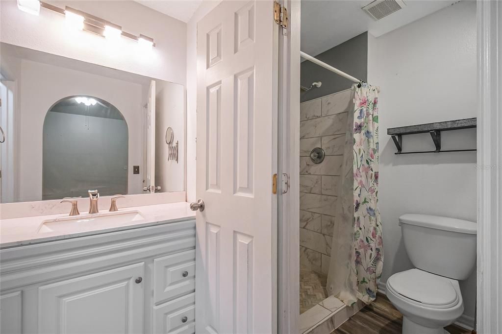 合同活跃: $359,987 (3 贝兹, 2 浴室, 1292 平方英尺)