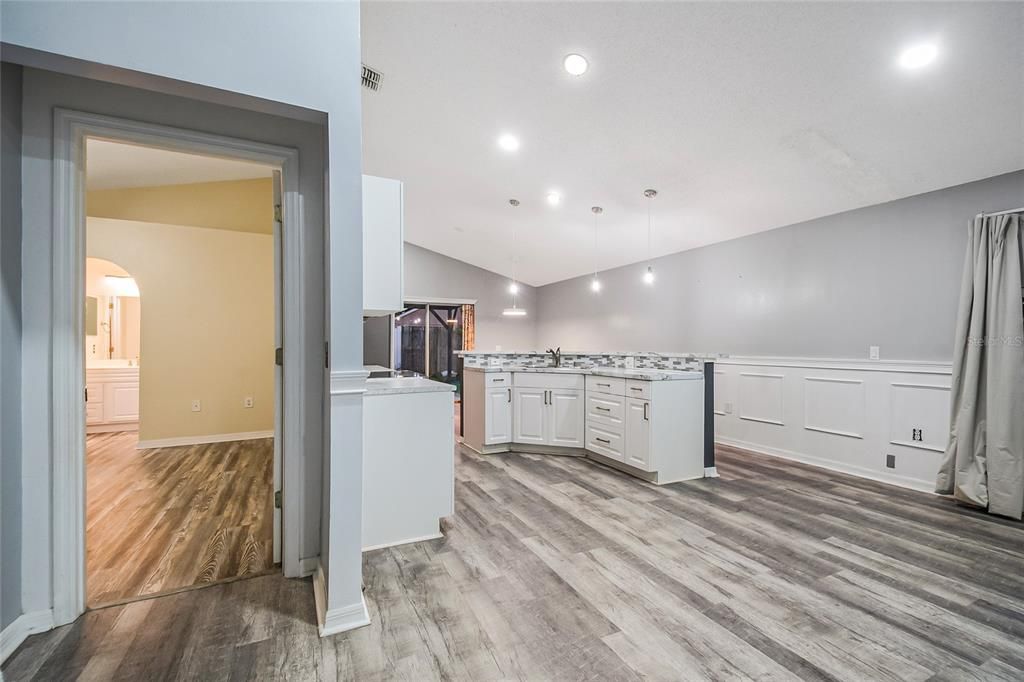 合同活跃: $359,987 (3 贝兹, 2 浴室, 1292 平方英尺)