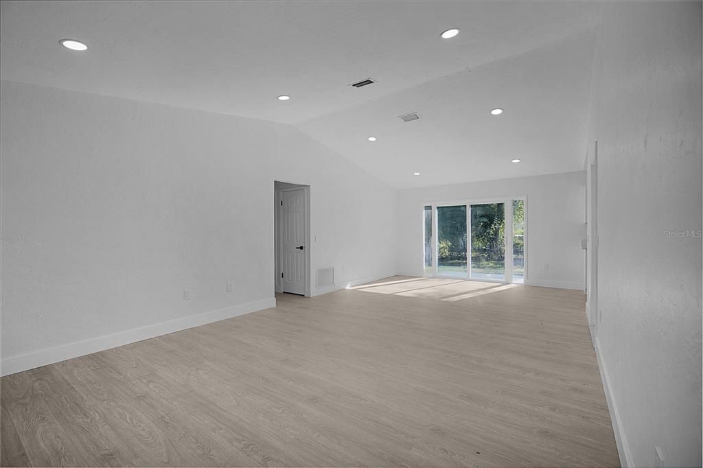 For Sale: $258,900 (3 beds, 2 baths, 1156 Square Feet)