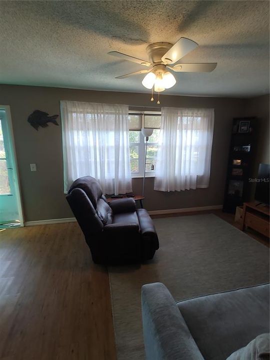 For Sale: $165,000 (1 beds, 1 baths, 815 Square Feet)