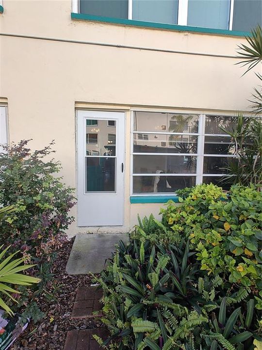 For Sale: $165,000 (1 beds, 1 baths, 815 Square Feet)