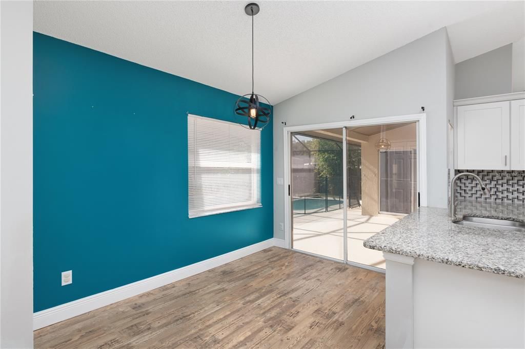 合同活跃: $500,000 (4 贝兹, 2 浴室, 2083 平方英尺)