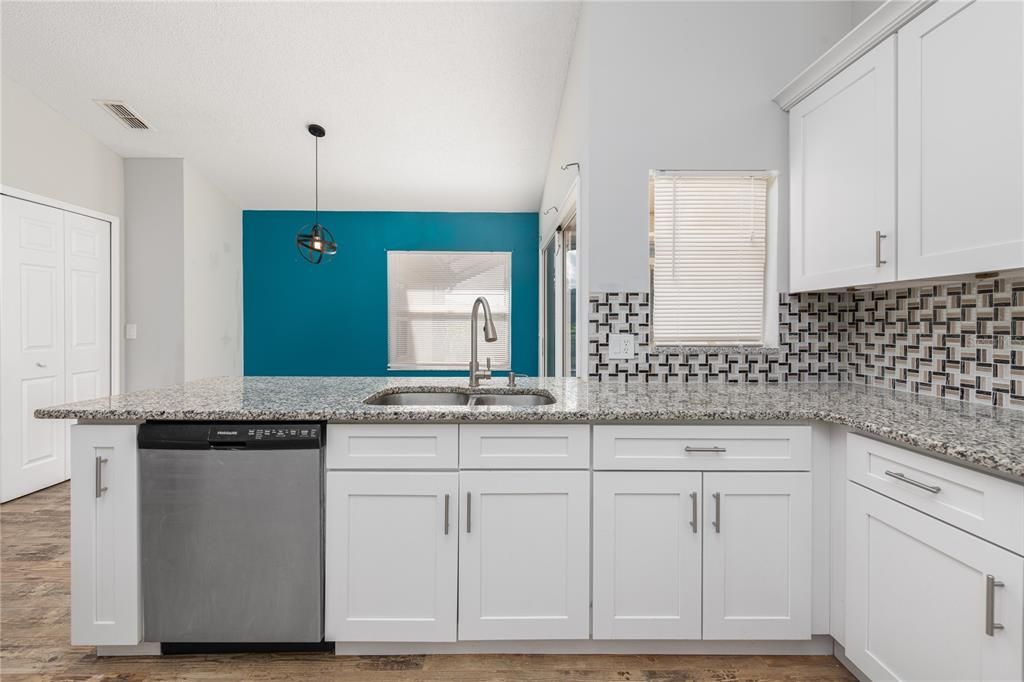 合同活跃: $500,000 (4 贝兹, 2 浴室, 2083 平方英尺)