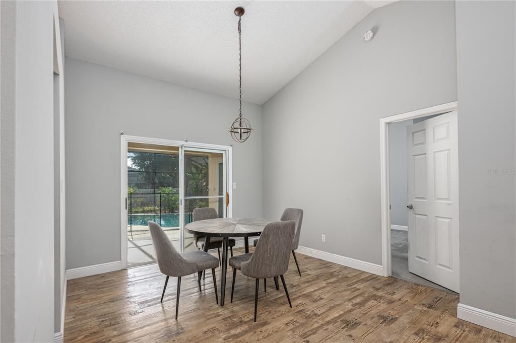 合同活跃: $500,000 (4 贝兹, 2 浴室, 2083 平方英尺)