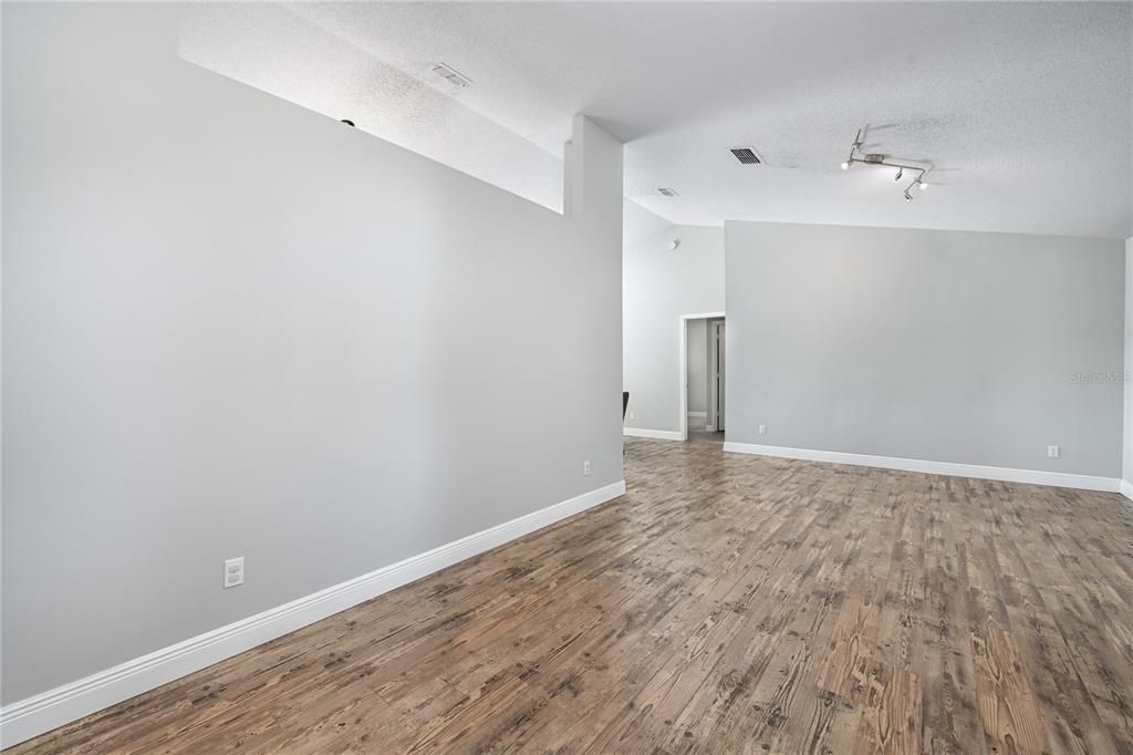 合同活跃: $500,000 (4 贝兹, 2 浴室, 2083 平方英尺)