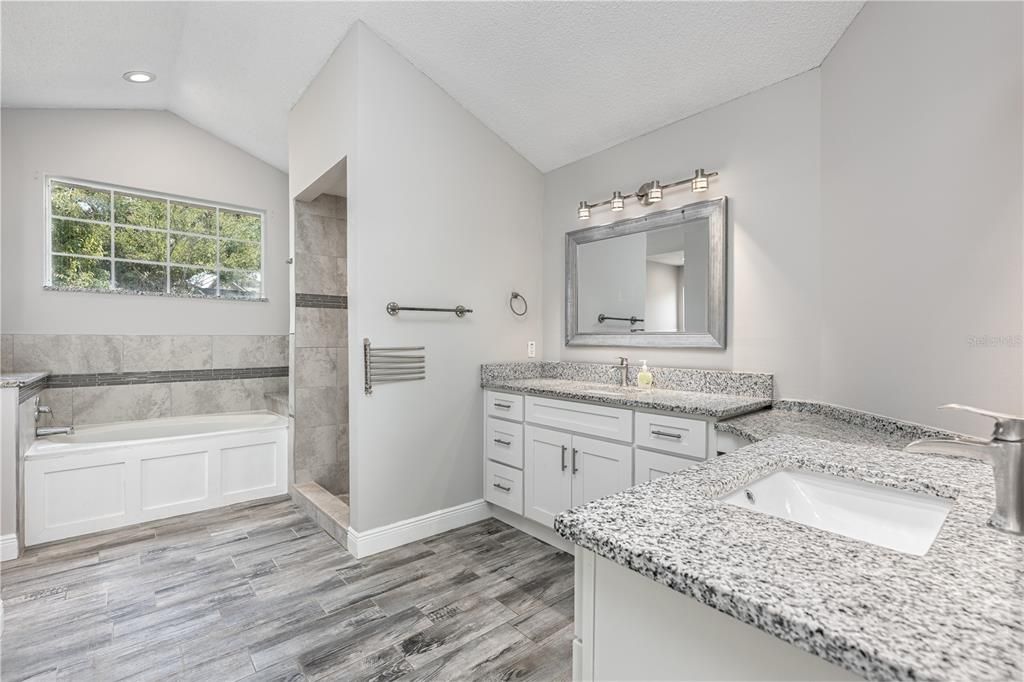 合同活跃: $500,000 (4 贝兹, 2 浴室, 2083 平方英尺)