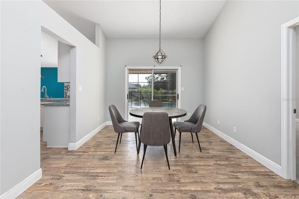 合同活跃: $500,000 (4 贝兹, 2 浴室, 2083 平方英尺)