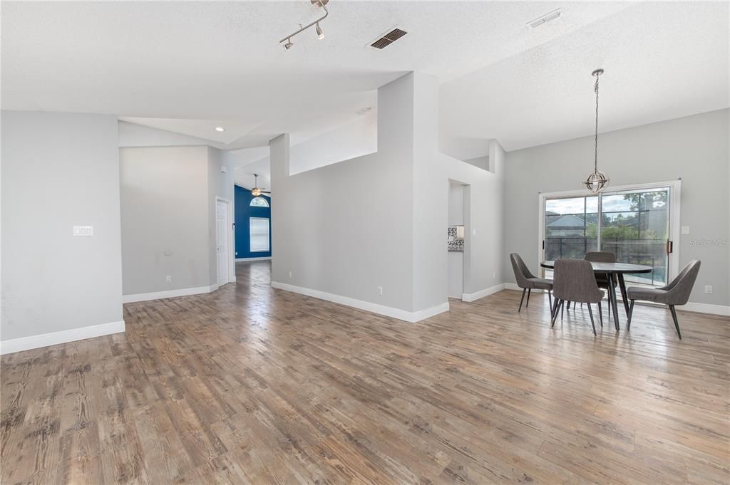 合同活跃: $500,000 (4 贝兹, 2 浴室, 2083 平方英尺)