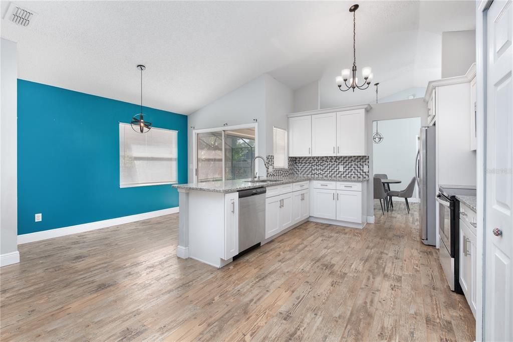 合同活跃: $500,000 (4 贝兹, 2 浴室, 2083 平方英尺)