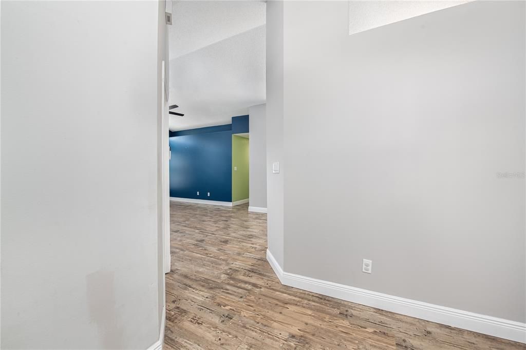 合同活跃: $500,000 (4 贝兹, 2 浴室, 2083 平方英尺)