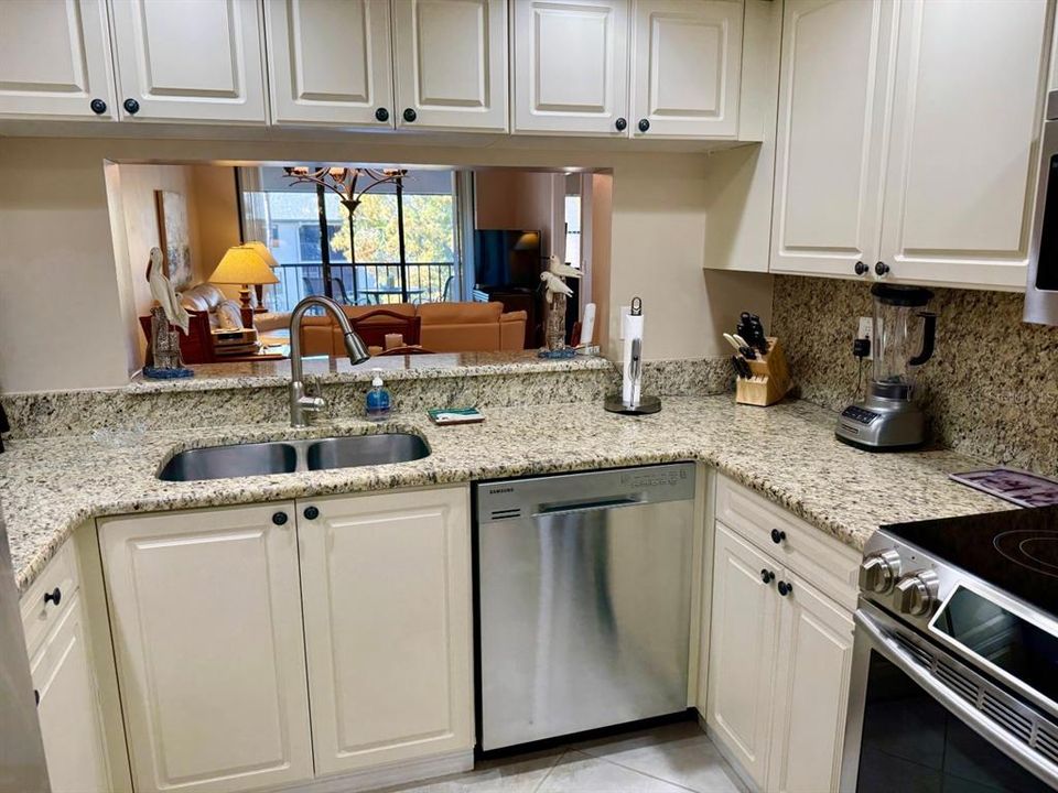 На продажу: $279,900 (2 спален, 2 ванн, 1174 Квадратных фут)