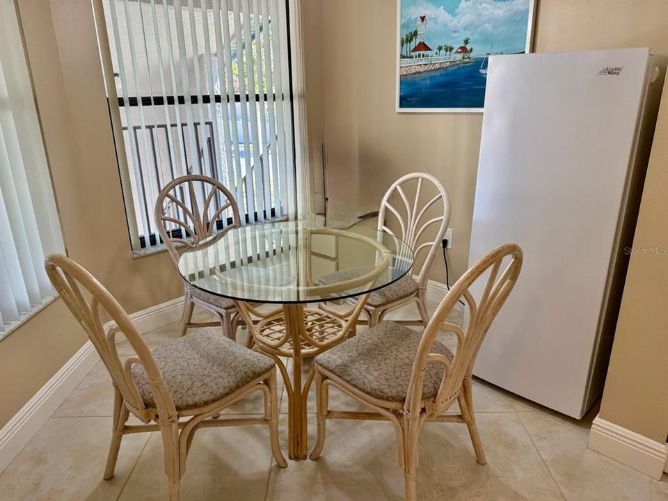 На продажу: $279,900 (2 спален, 2 ванн, 1174 Квадратных фут)