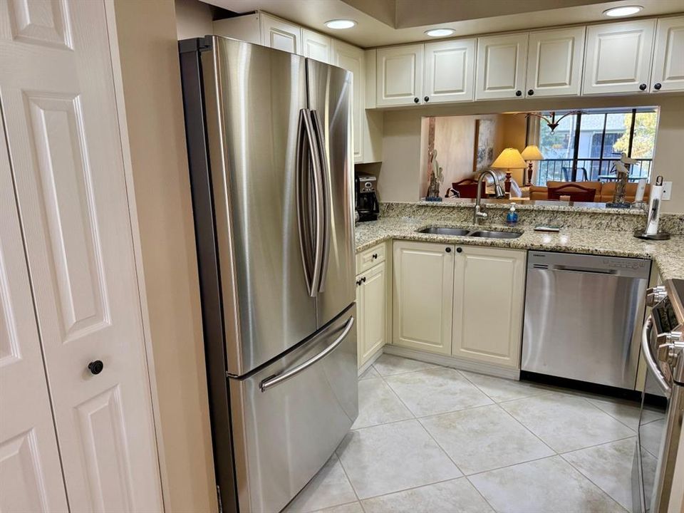 На продажу: $279,900 (2 спален, 2 ванн, 1174 Квадратных фут)