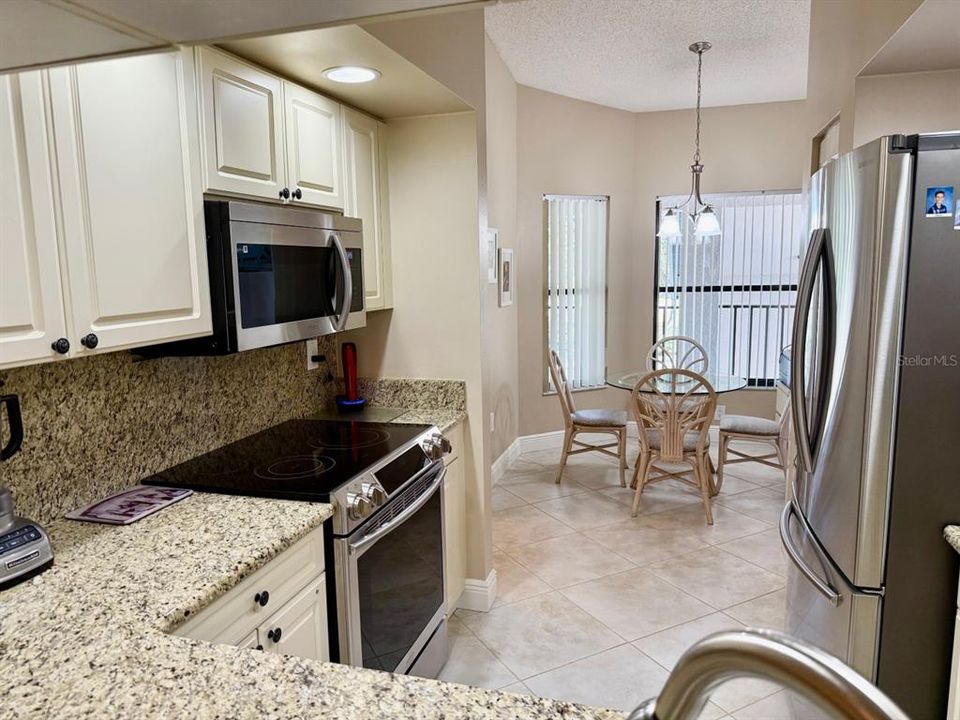 На продажу: $279,900 (2 спален, 2 ванн, 1174 Квадратных фут)