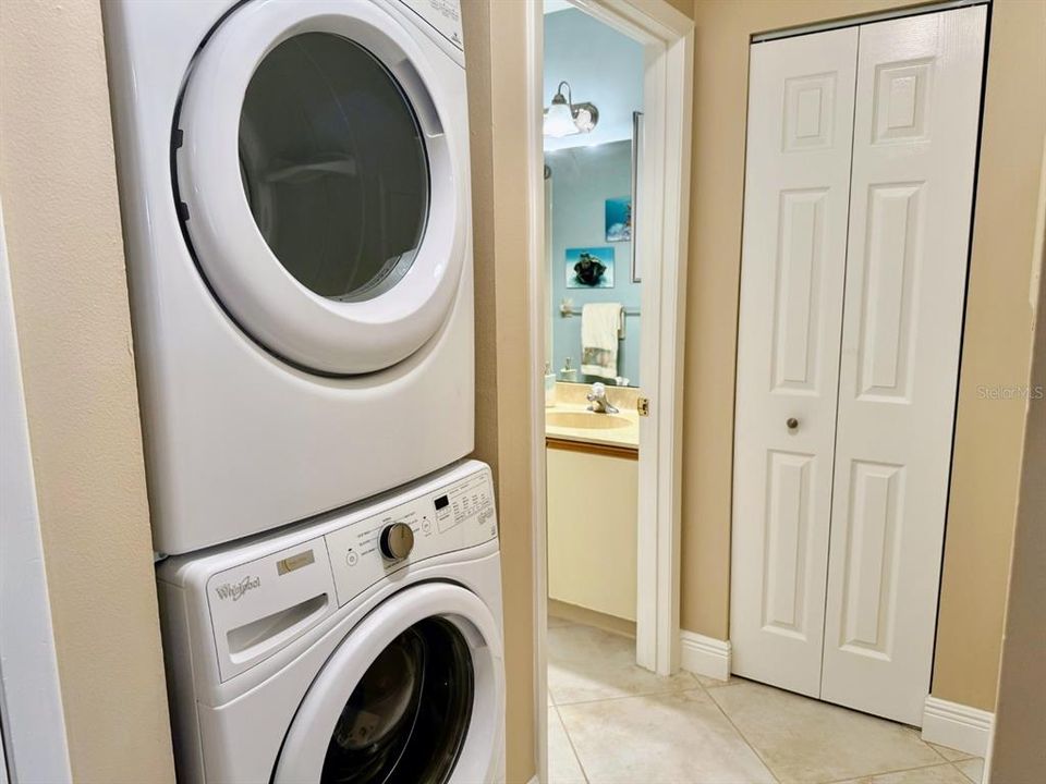 На продажу: $279,900 (2 спален, 2 ванн, 1174 Квадратных фут)