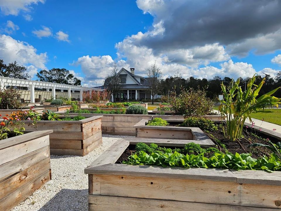 For Sale: $369,900 (2 beds, 2 baths, 1761 Square Feet)