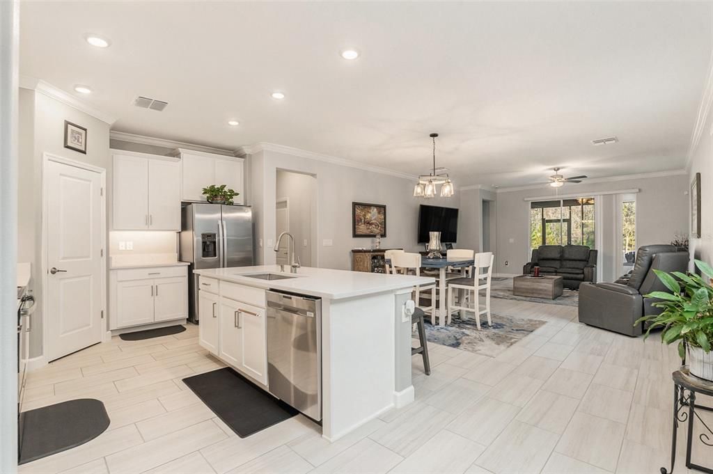 For Sale: $369,900 (2 beds, 2 baths, 1761 Square Feet)