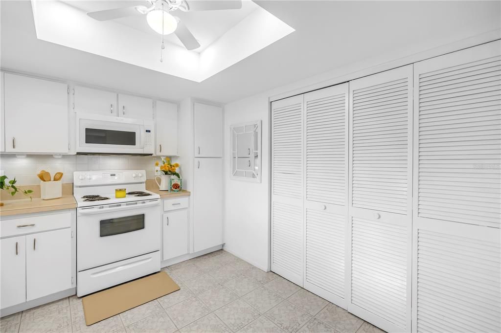 Active With Contract: $244,000 (2 beds, 2 baths, 940 Square Feet)