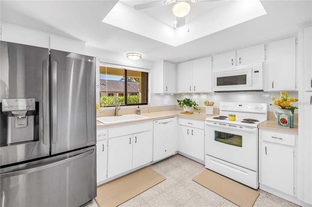 Active With Contract: $244,000 (2 beds, 2 baths, 940 Square Feet)