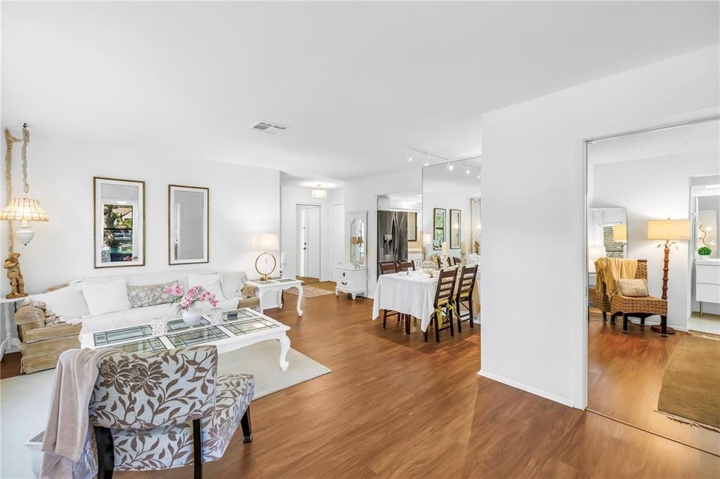 Active With Contract: $244,000 (2 beds, 2 baths, 940 Square Feet)