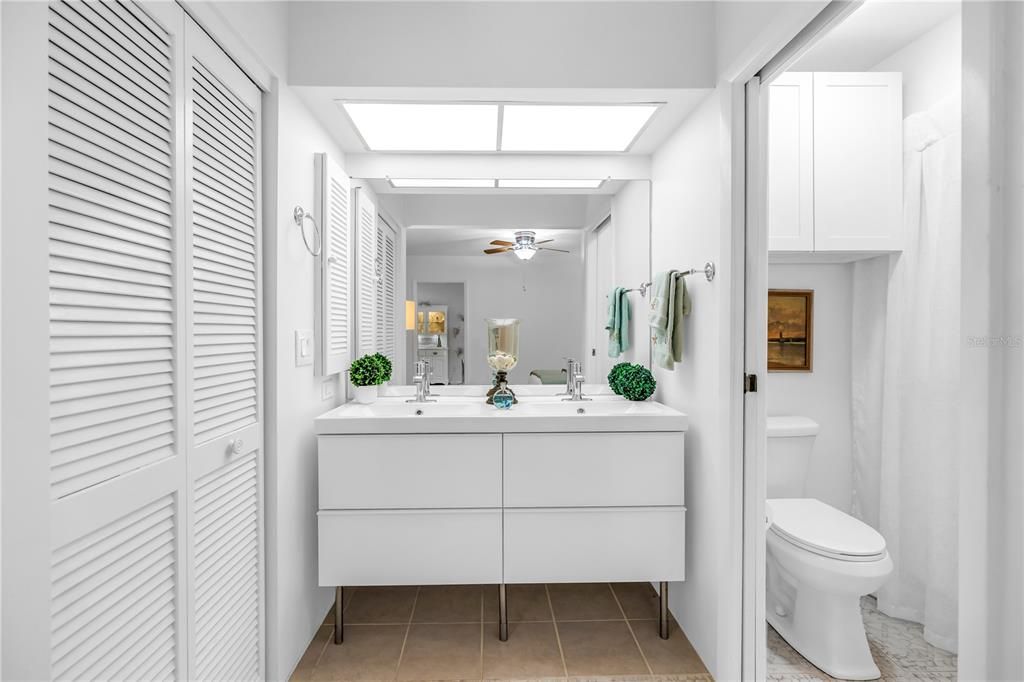 Active With Contract: $244,000 (2 beds, 2 baths, 940 Square Feet)