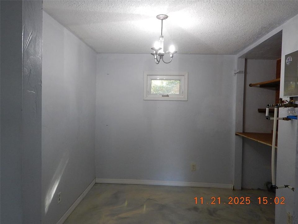 合同活跃: $179,000 (3 贝兹, 2 浴室, 1262 平方英尺)