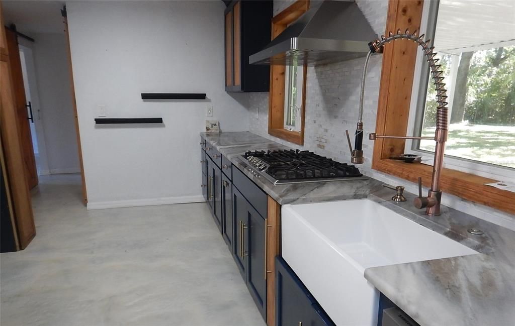 合同活跃: $179,000 (3 贝兹, 2 浴室, 1262 平方英尺)