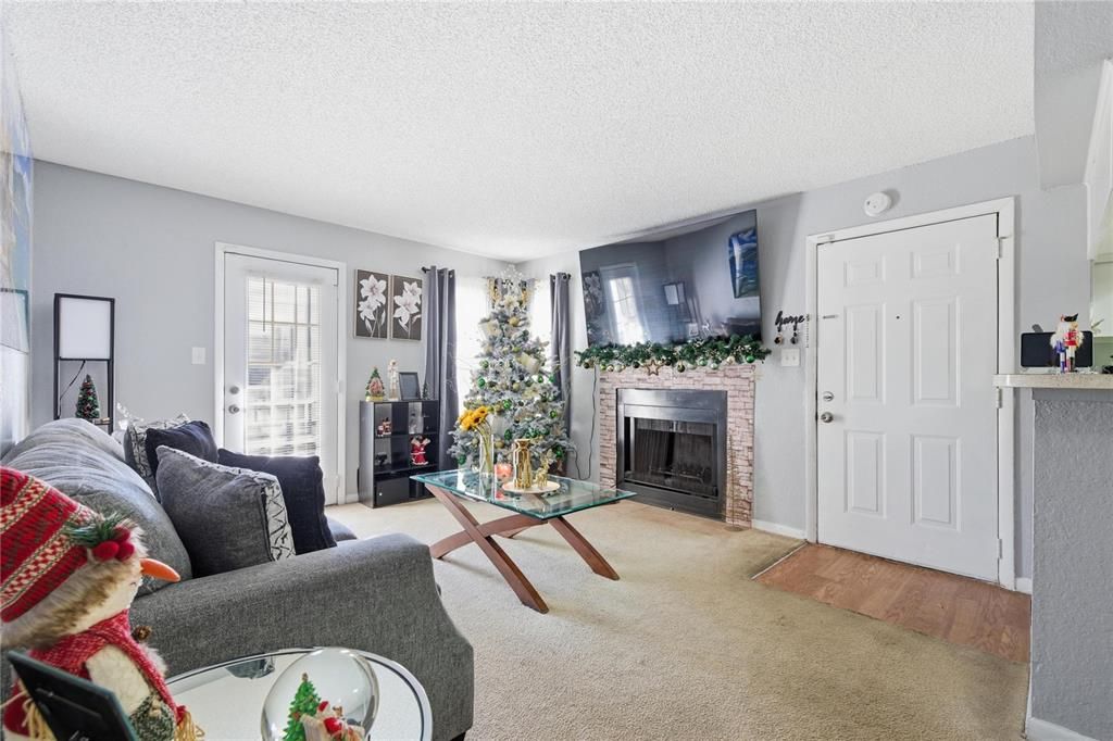 For Sale: $110,000 (1 beds, 1 baths, 660 Square Feet)