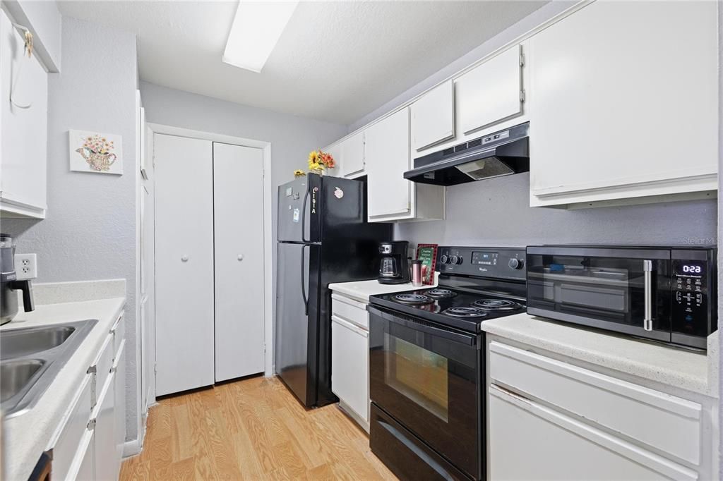 For Sale: $110,000 (1 beds, 1 baths, 660 Square Feet)