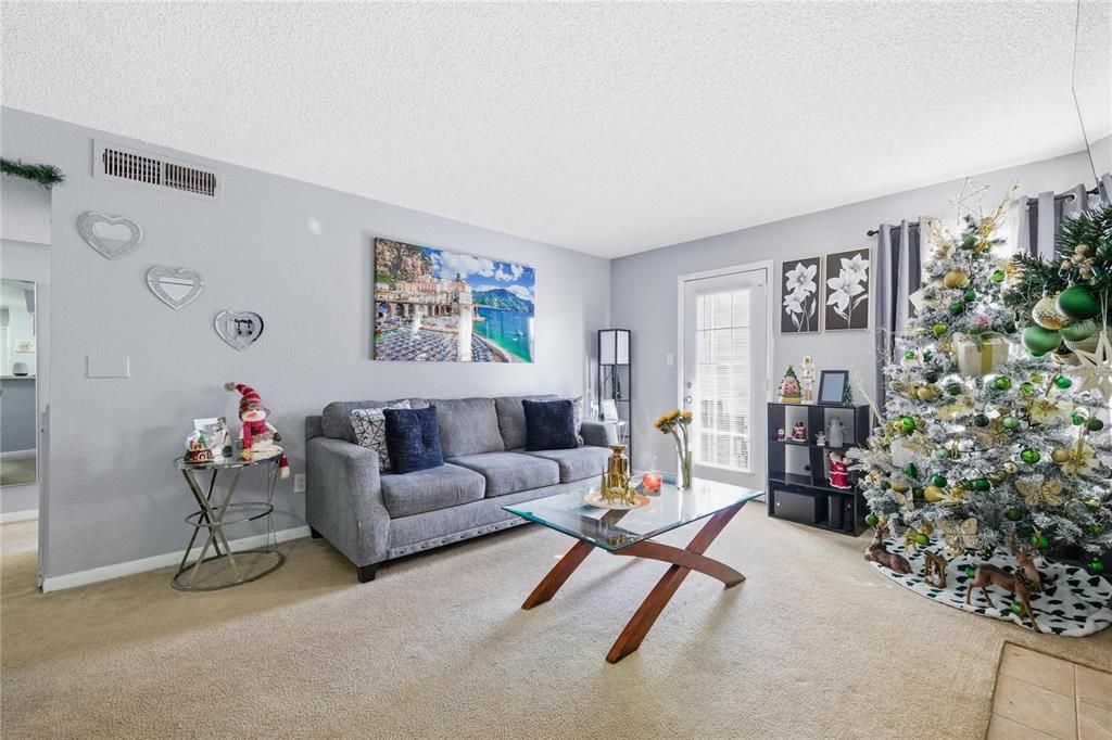 For Sale: $110,000 (1 beds, 1 baths, 660 Square Feet)