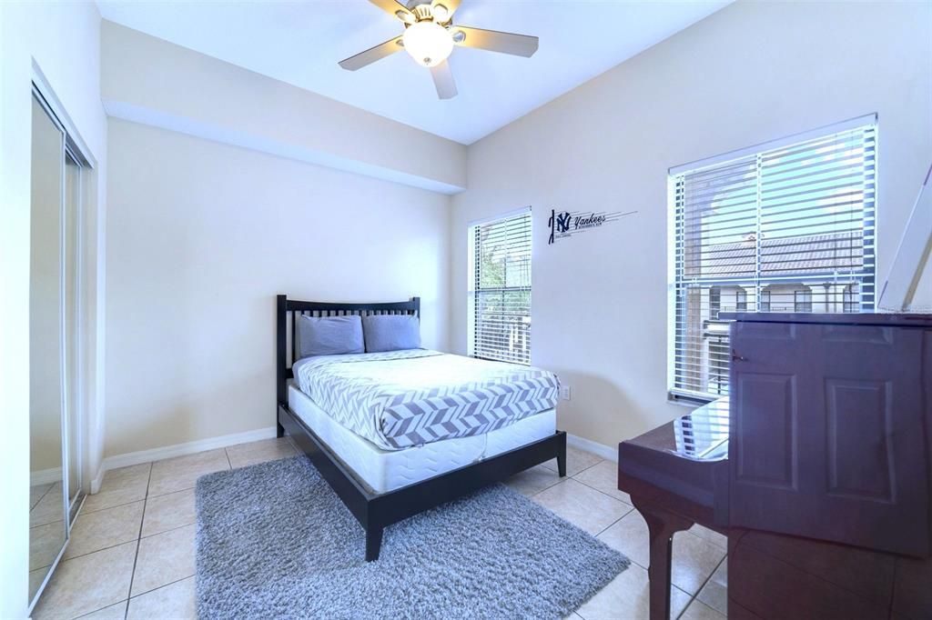 合同活跃: $369,999 (3 贝兹, 2 浴室, 1392 平方英尺)