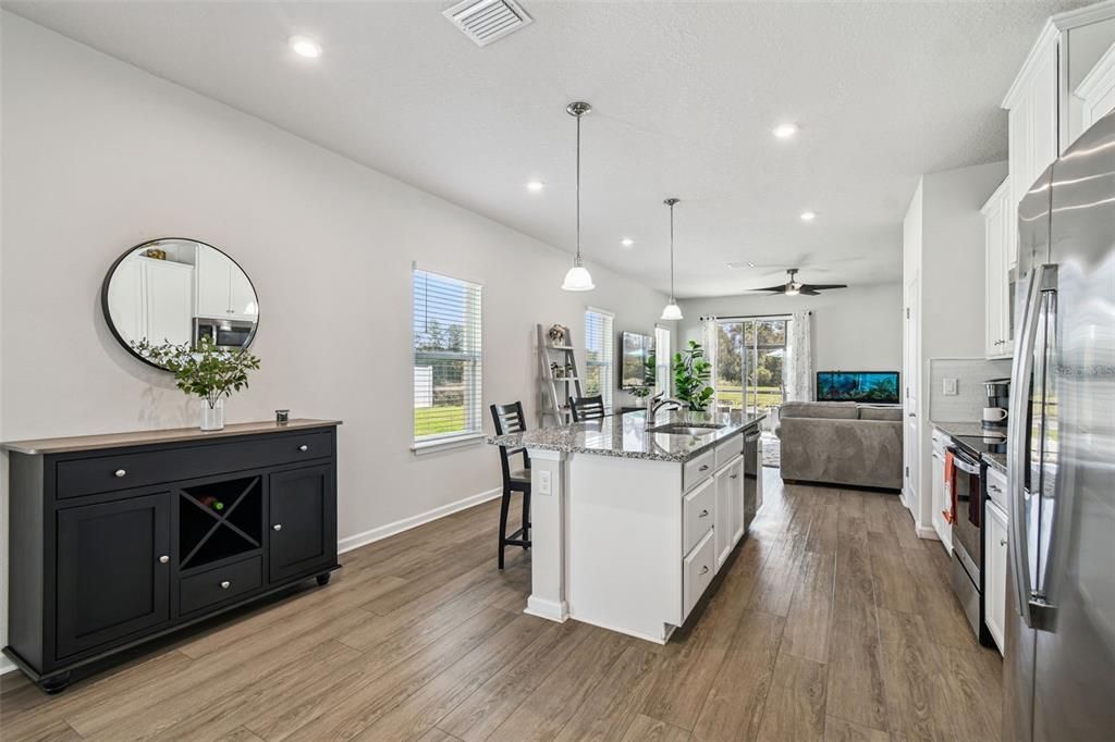 Под контрактом: $359,900 (3 спален, 2 ванн, 1500 Квадратных фут)