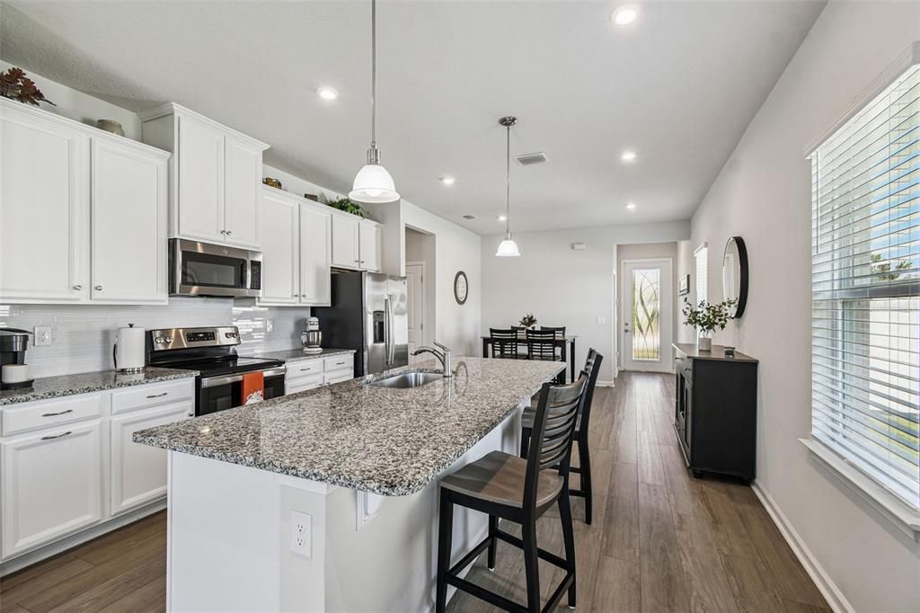 Под контрактом: $359,900 (3 спален, 2 ванн, 1500 Квадратных фут)