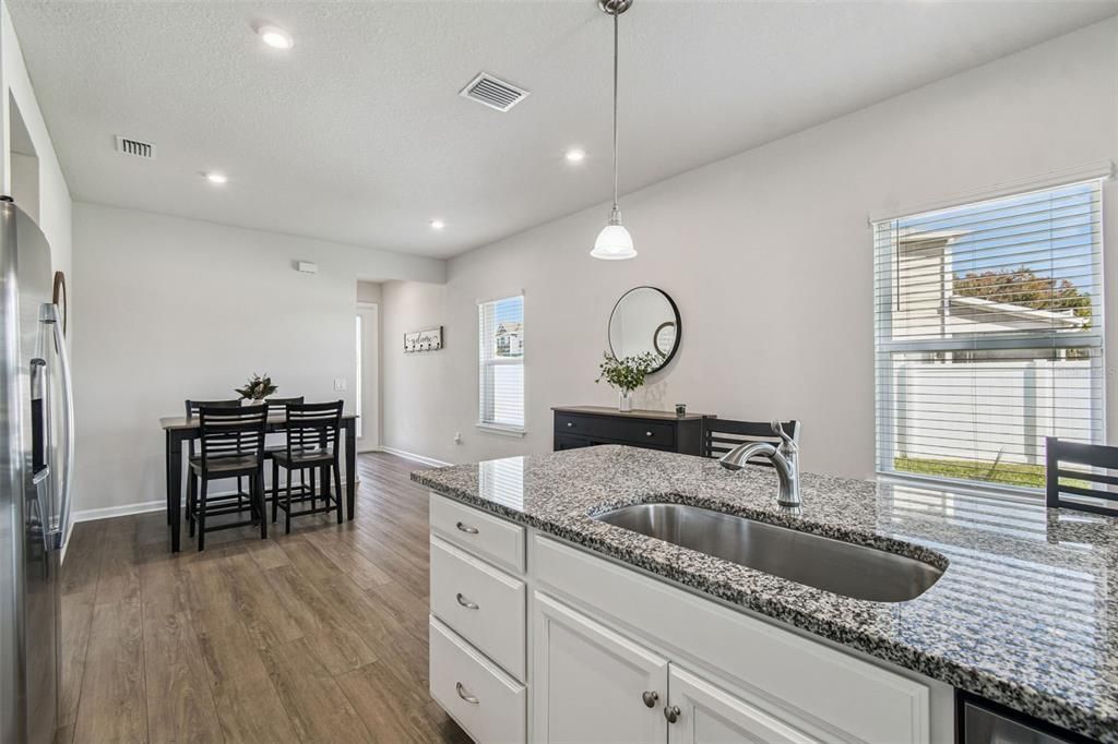 Под контрактом: $359,900 (3 спален, 2 ванн, 1500 Квадратных фут)