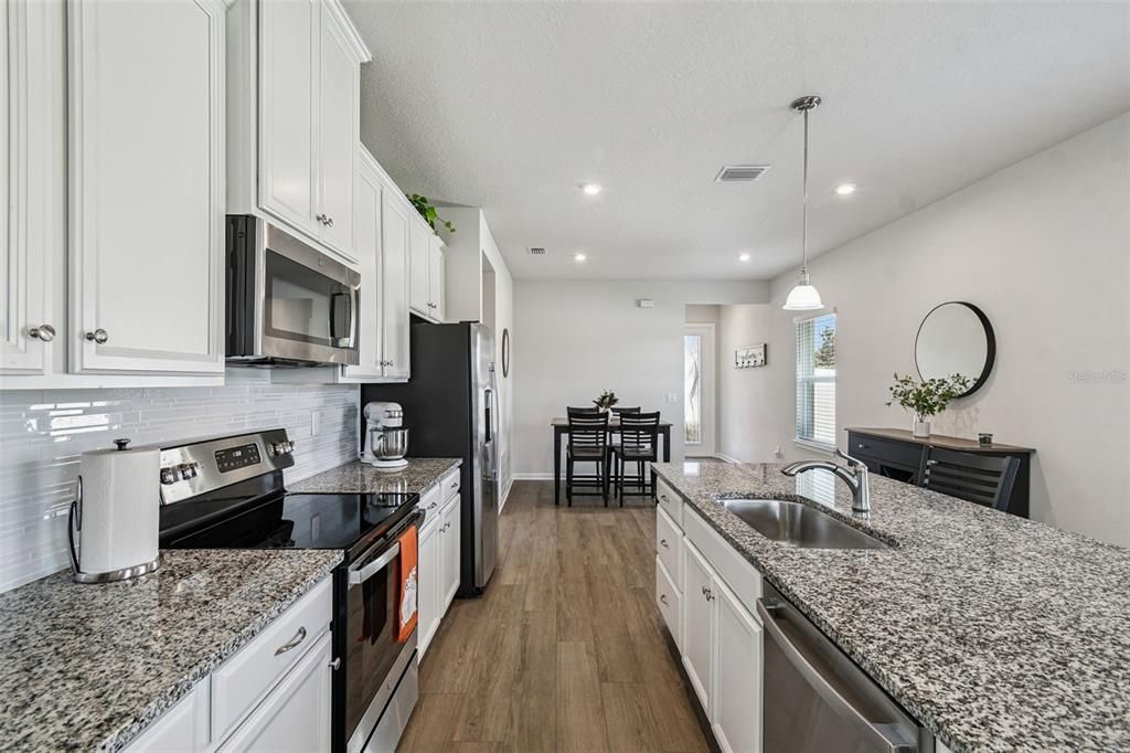 Под контрактом: $359,900 (3 спален, 2 ванн, 1500 Квадратных фут)