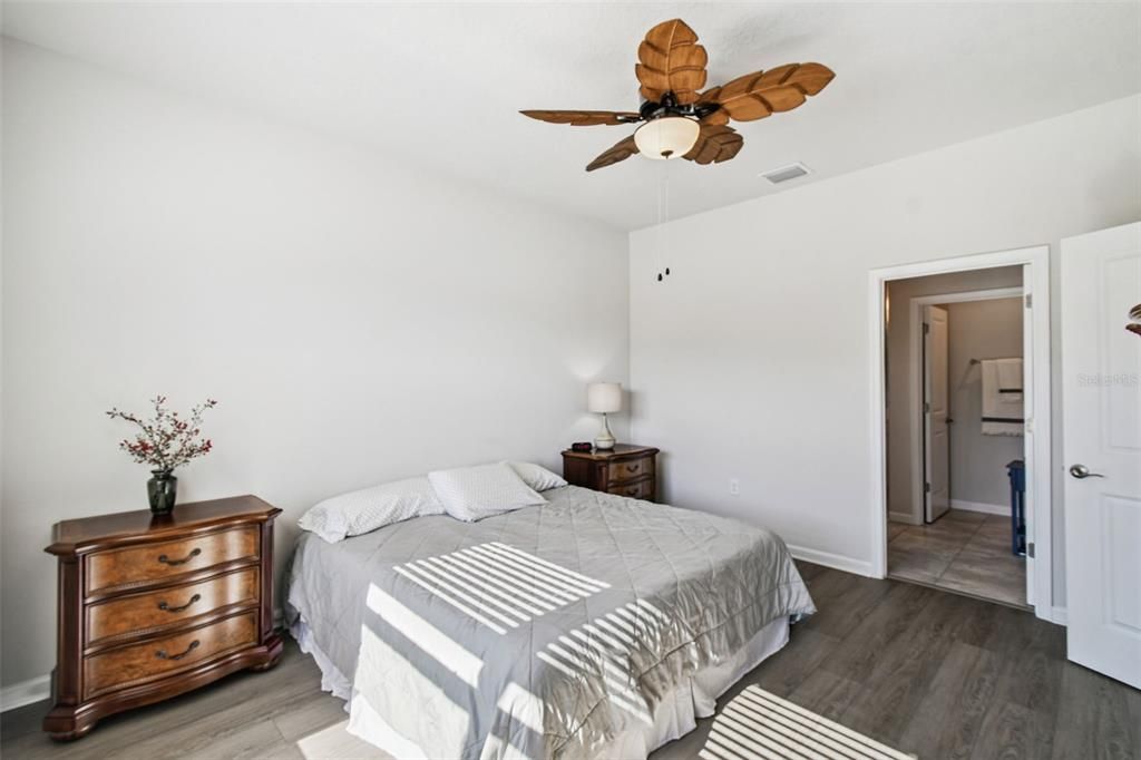 Под контрактом: $359,900 (3 спален, 2 ванн, 1500 Квадратных фут)