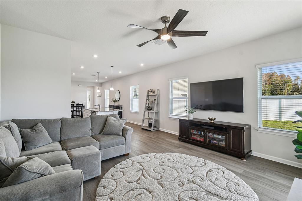 Под контрактом: $359,900 (3 спален, 2 ванн, 1500 Квадратных фут)