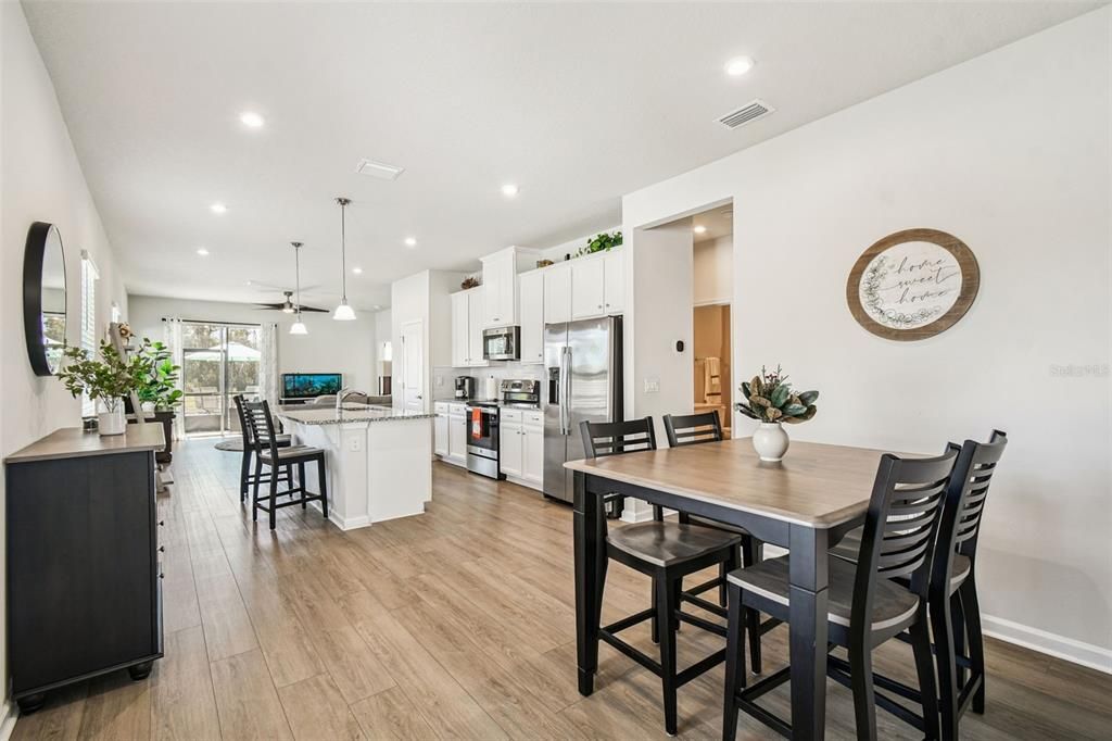 Под контрактом: $359,900 (3 спален, 2 ванн, 1500 Квадратных фут)