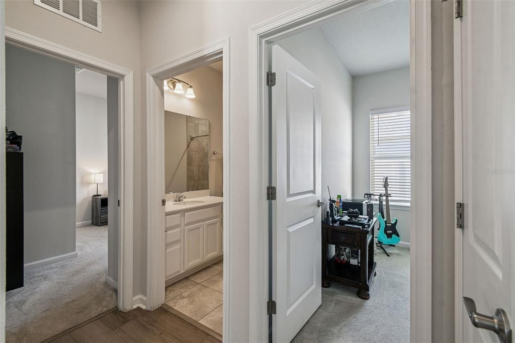 Под контрактом: $359,900 (3 спален, 2 ванн, 1500 Квадратных фут)