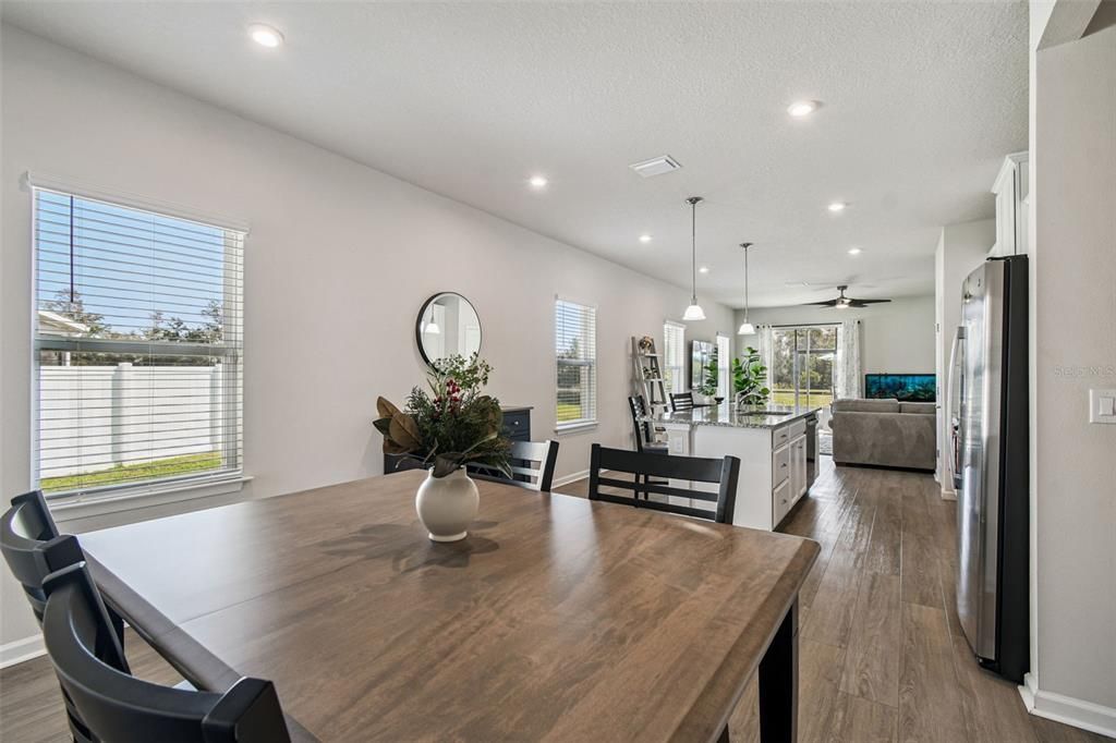 Под контрактом: $359,900 (3 спален, 2 ванн, 1500 Квадратных фут)