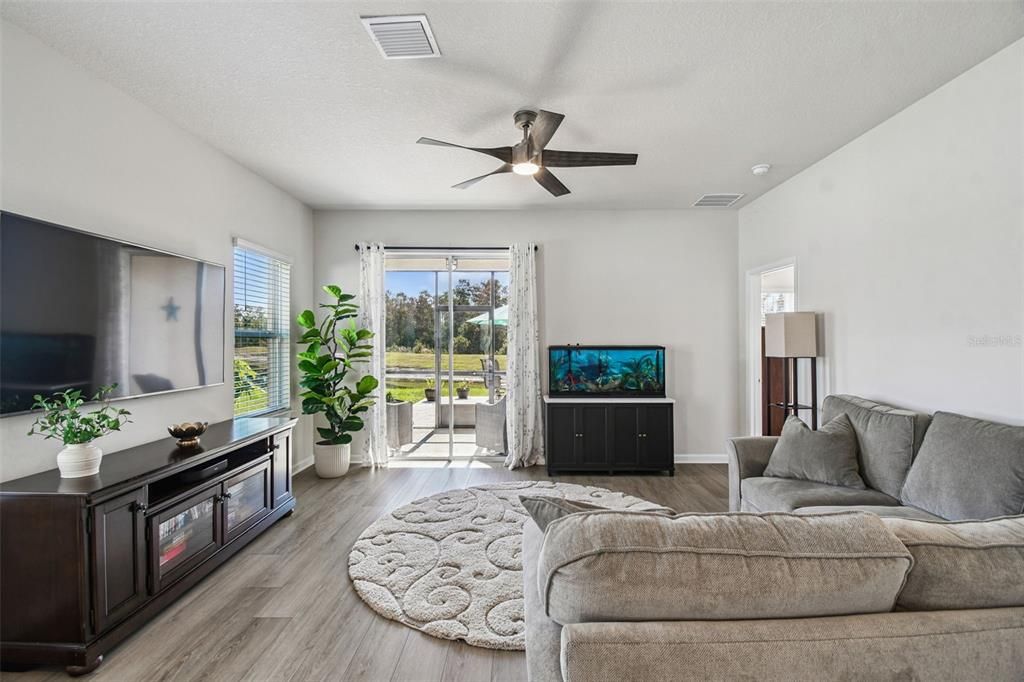 Под контрактом: $359,900 (3 спален, 2 ванн, 1500 Квадратных фут)