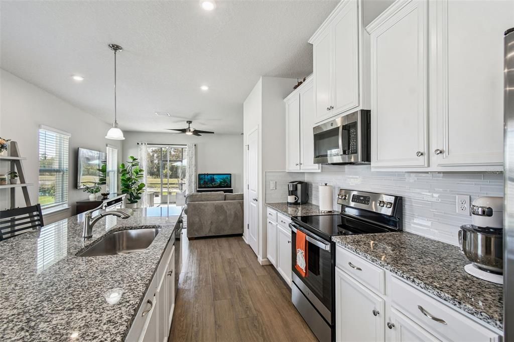 Под контрактом: $359,900 (3 спален, 2 ванн, 1500 Квадратных фут)