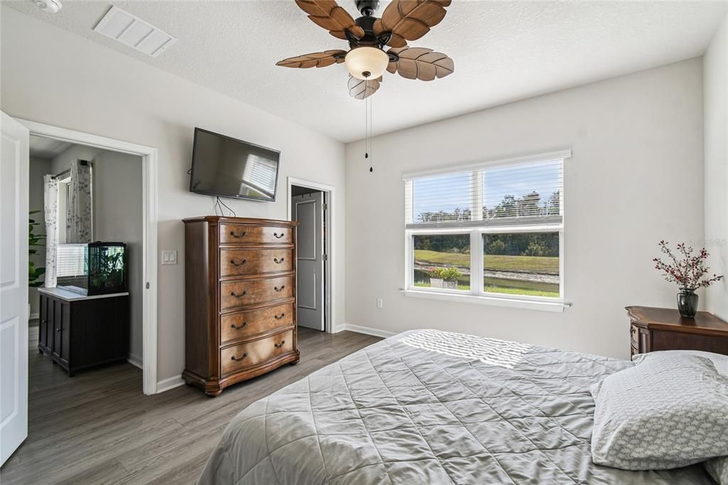 Под контрактом: $359,900 (3 спален, 2 ванн, 1500 Квадратных фут)