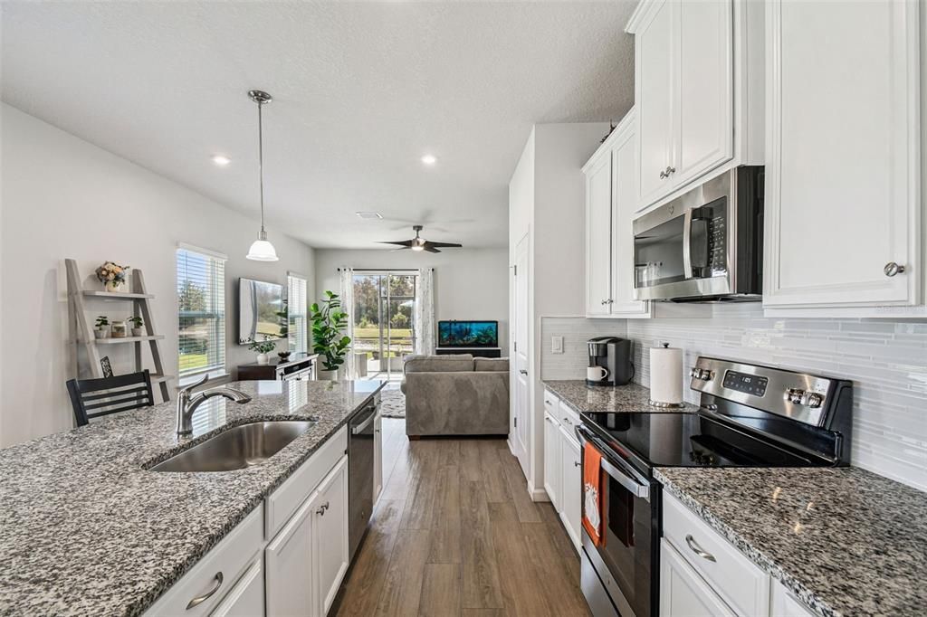 Под контрактом: $359,900 (3 спален, 2 ванн, 1500 Квадратных фут)